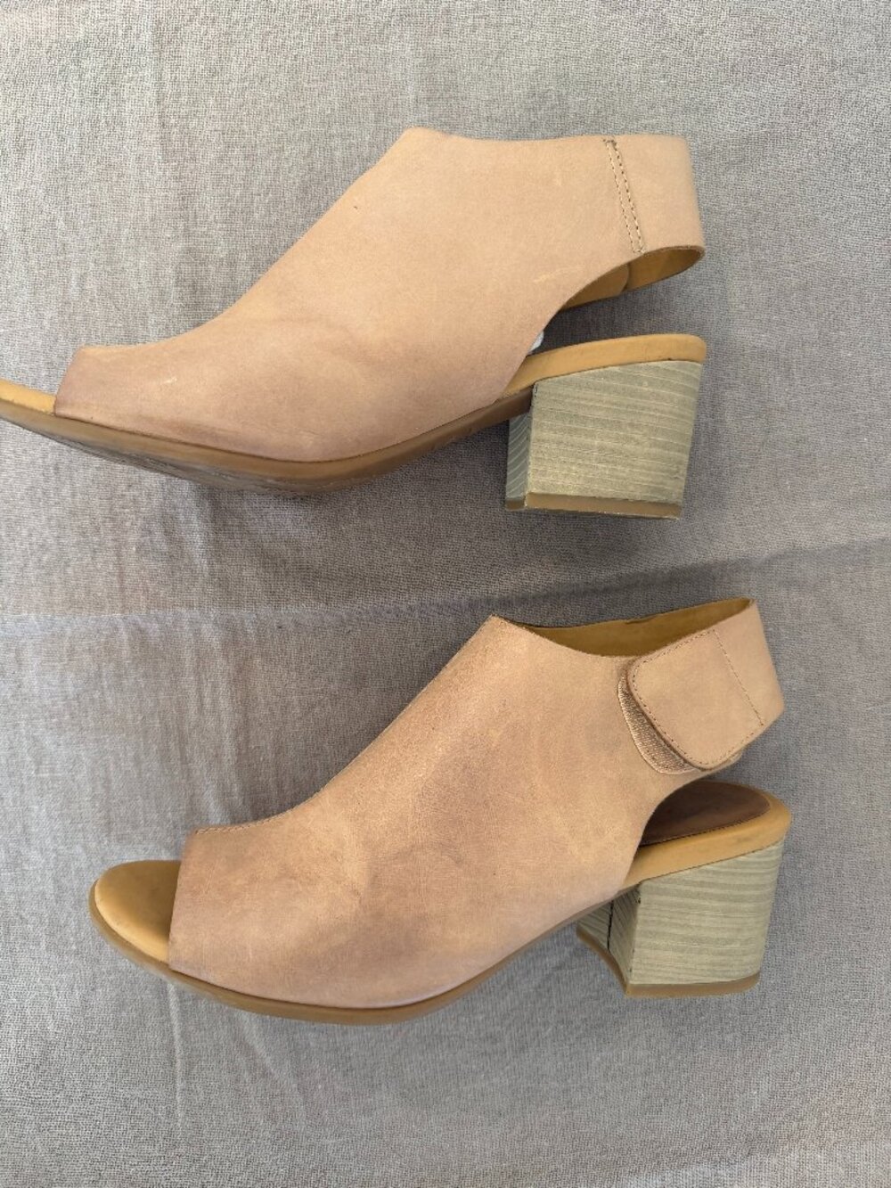 Kork-Ease Tan Leather Open Toe Cover Sandals, 2.25” Heel Sz 8